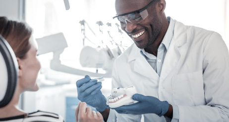 Tandlæge tilser en kvinde