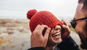 Gruppe af mennesker, der smiler